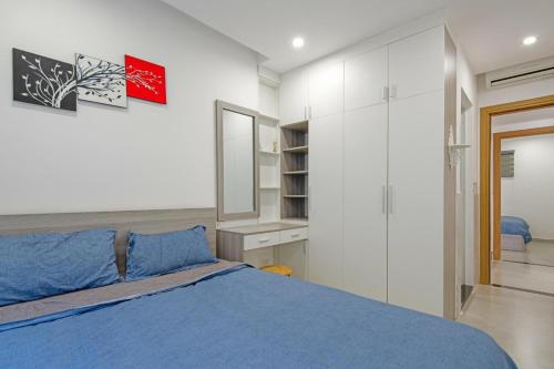 - une chambre avec un lit bleu et un placard dans l'établissement Mường Thanh Apartment SeaView - Căn Hộ Mường Thanh Đà Nẵng, à Đà Nẵng