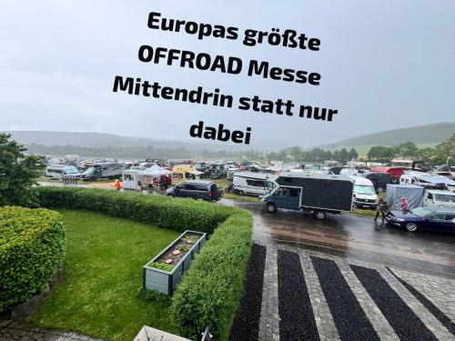 an image of a parking lot in the rain at ZIMMERAUFZEIT in Bad Kissingen