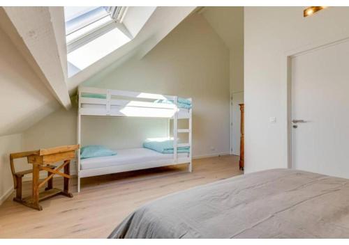 sypialnia z łóżkiem piętrowym na poddaszu w obiekcie The Heart of Leuven w mieście Leuven