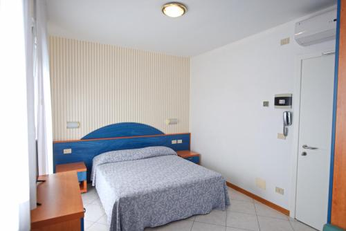Una cama o camas en una habitación de Hotel Paris