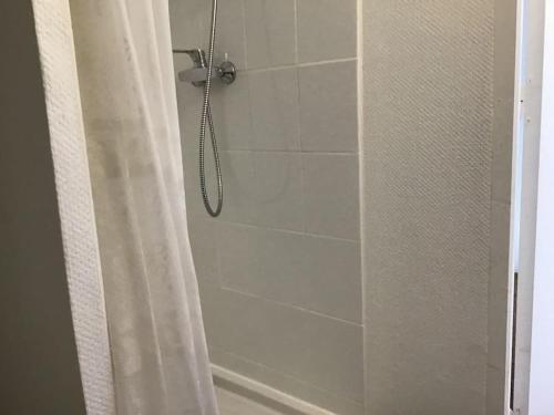 Koupelna v ubytování Petite dépendance comme la cabine d’un bateau.