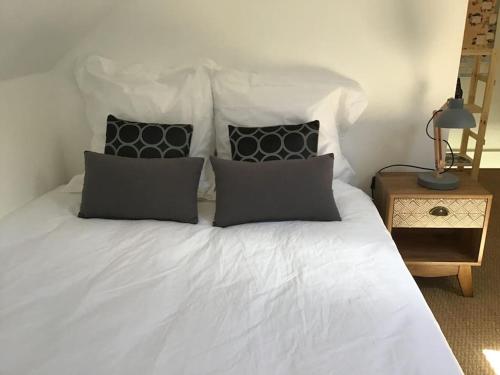 Postel nebo postele na pokoji v ubytování Petite dépendance comme la cabine d’un bateau.