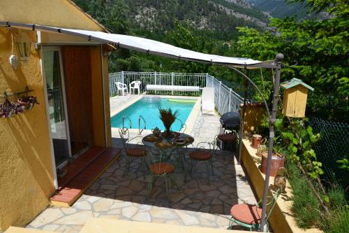 un patio avec une table et des chaises à côté d'une piscine dans l'établissement La Casa, à Cuébris