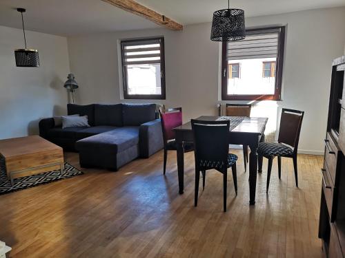 un salon avec un canapé, une table et des chaises dans l'établissement Au 19 de Lina, à Hœrdt