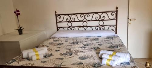 una camera da letto con un letto e due asciugamani di CASA ORCHIDEA a Portoferraio