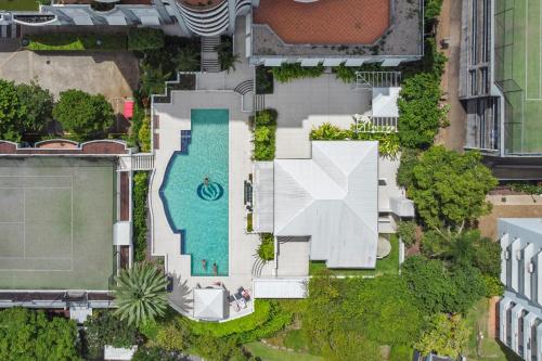 Cette chambre offre une vue sur une maison dotée d'une piscine. dans l'établissement The Oasis Apartments, à Brisbane