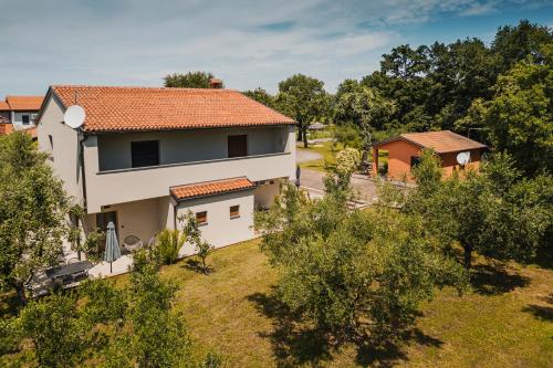 een luchtfoto van een huis met een tuin bij Apartments Olea in Novigrad Istria