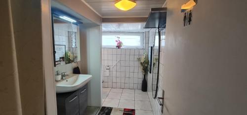 une salle de bain avec un lavabo, une douche et des toilettes dans l'établissement Suite jacuzzi et sauna privatifs, à Volmerange-les-Mines