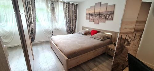 une petite chambre avec un lit et une fenêtre dans l'établissement Suite jacuzzi et sauna privatifs, à Volmerange-les-Mines