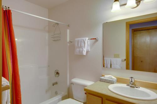 Ένα μπάνιο στο Cedar Creek Condo Free Shuttle to Big Sky Resort!