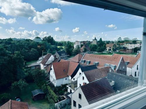 einen Blick aus dem Fenster einer Stadt in der Unterkunft Apartment 360 Grad mit direktem Blick aufs Schloss in Steinfurt