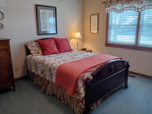 Un pat sau paturi într-o cameră la Mountainside 202 Townhome - Pet Friendly