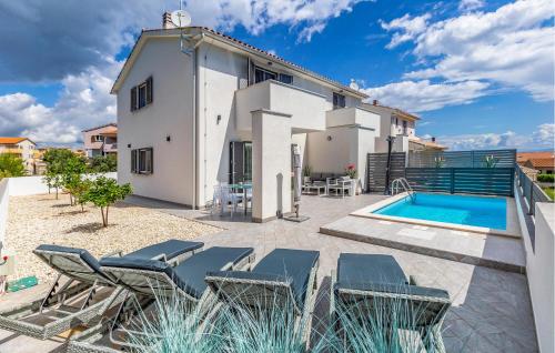 Amazing Home In Liznjan With Wi-Fi