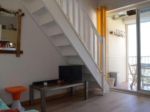 Photo de la galerie de l'établissement Appartement duplex 2 pièces avec piscine et parking, à 300m de la plage à Narbonne Plage - FR-1-229B-81, à Narbonne