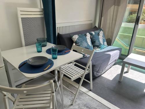 une pièce avec une table, des chaises et un canapé dans l'établissement Studio climatisé à 2 pas de la plage, loggia, parking privé - Bormes-les-Mimosas - FR-1-251-828, à Bormes-les-Mimosas