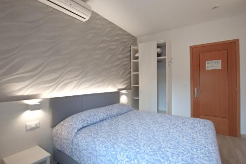 Una cama o camas en una habitación de Hotel Paris