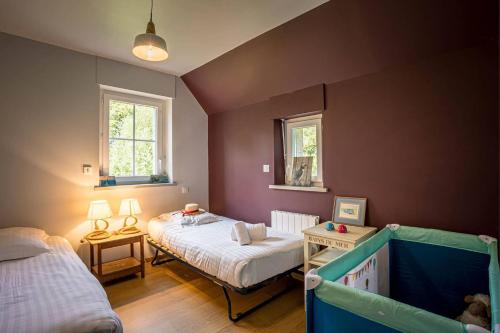 une chambre avec deux lits et deux fenêtres dans l'établissement Ker Karamel, tennis, au calme, à Perros-Guirec