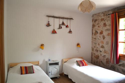 een kamer met 2 bedden en een raam bij Mas Sant Jordi in Alénya