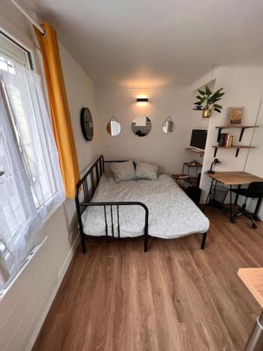 une chambre avec un lit dans le coin d'une pièce dans l'établissement Cosy Appart - 4 personnes, à Poitiers