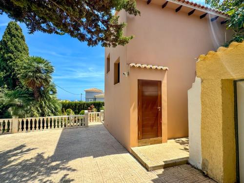 a house with a door in a yard at La AMISTAD Apartamento en Chalet con piscina compartida in Calpe