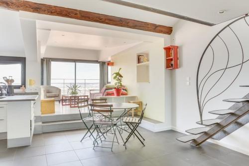 une cuisine et une salle à manger avec une table et des chaises dans l'établissement Loft terrasse vue mer au coeur de Marseille, à Marseille