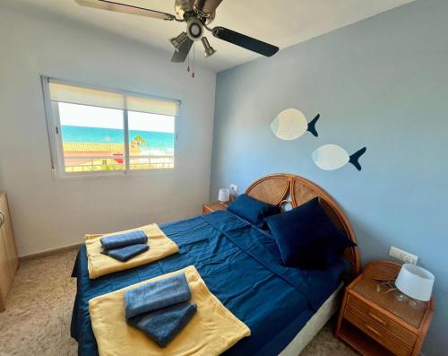 a bedroom with a blue bed with blue pillows at Apartament Mar Bella Azul in Miramar