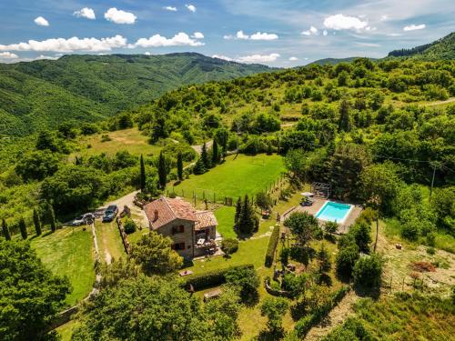 uma vista aérea de uma casa nas montanhas em Casale Cantalena em Cortona