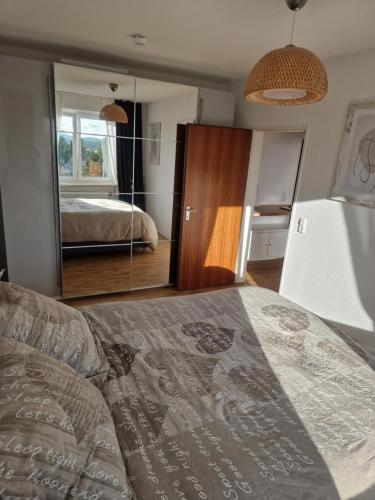 Postel nebo postele na pokoji v ubytování Fully equipped two-room apartment with balcony