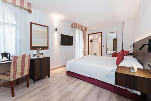 Hotel Spa Termes Carlemanyにあるベッド