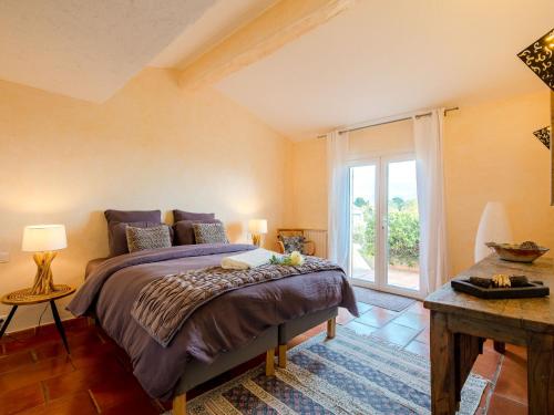 サン・テギュルフにあるHoliday Home Les Rêves Bleus by Interhomeのベッドルーム1室(ベッド1台、大きな窓付)