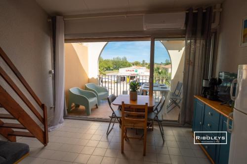 Μπαλκόνι ή βεράντα στο Appartement climatisé à 100m de la plage