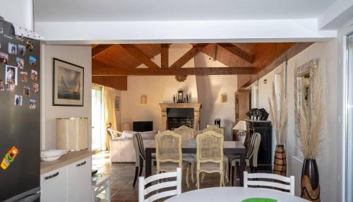une cuisine et une salle à manger avec une table et des chaises dans l'établissement la maison de pors termen, à Trébeurden