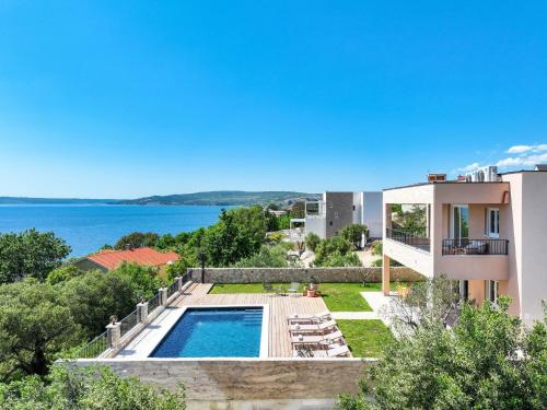Villa mit Pool und Blick auf das Wasser in der Unterkunft Villa Grota by Interhome in Maslenica