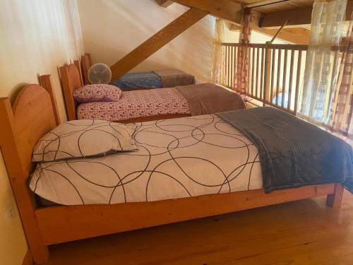 une chambre avec deux lits dans une pièce dans l'établissement Le gîte des palmiers, à Saint-Andéol-de-Vals