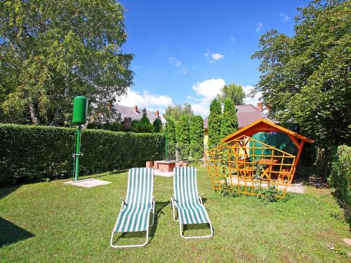 バラトンマーリアフュルドゥーにあるHoliday Home Francesco by Interhomeのラウンジチェア2脚、庭園内の遊び場