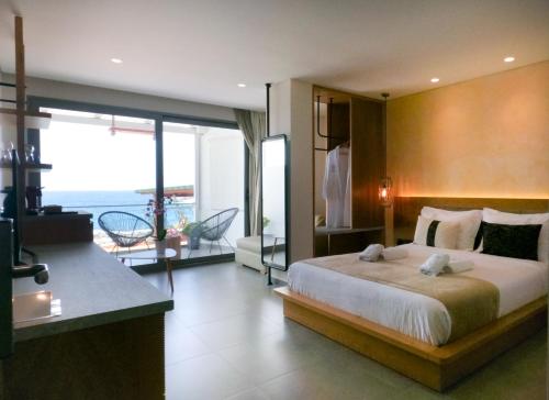 una camera con un grande letto e un balcone di Da Luz Boutique Hotel a Sarandë