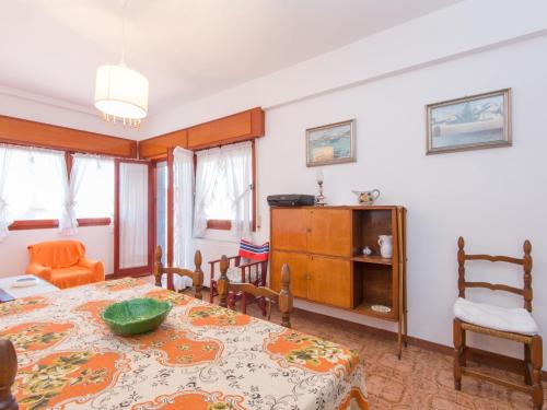 Un comedor con mesa y sillas en Apartment Giuliana by Interhome, en Torvaianica