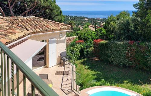 - un balcon offrant une vue sur une maison avec piscine dans l'établissement 2 Bedroom Awesome Home In Les Issambres, à La Garonnette-Plage