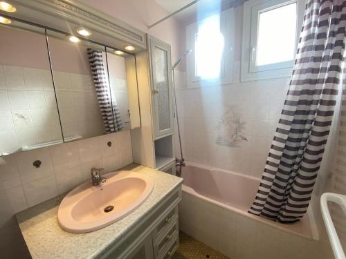 a bathroom with a sink and a tub and a mirror at BAIE COTTAGE - Jardin aperçu baie, Wifi - D189 in Plouharnel