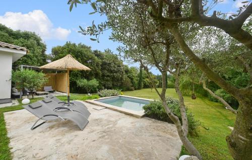 サン・ローラン・デ・ザルブルにあるStunning Home In St Laurent Des Arbresの裏庭(プール、椅子、テーブル付)