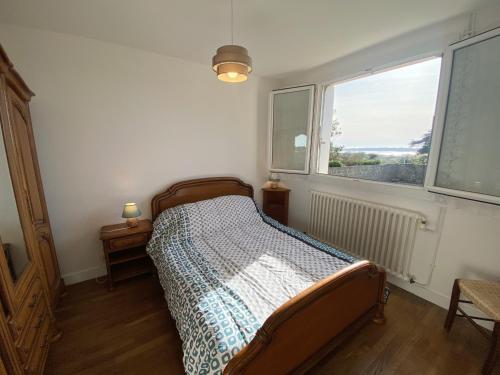 a bedroom with a bed and a window at BAIE COTTAGE - Jardin aperçu baie, Wifi - D189 in Plouharnel