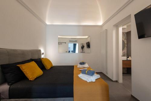 a living room with a couch and a mirror at Le Suite di Magda Relax & Rooms in Polignano a Mare
