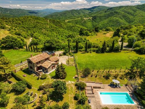 vista aerea su una tenuta con piscina di Casale Cantalena a Cortona