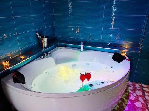 a bath tub with two wine glasses in it at Setteabbracci Suite & Apartments in Baronissi