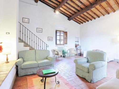 sala de estar con 2 sillas y mesa en Apartment La Terrazza by Interhome, en Grassina