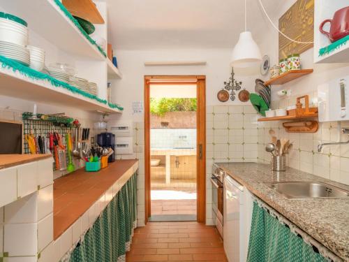 Dapur atau dapur kecil di Holiday Home Maximilian by Interhome