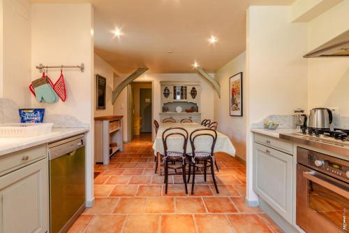 a kitchen with a table and chairs in it at Maison Augustine - 300m2- Lisle-sur-Tarn in Lisle-sur-Tarn