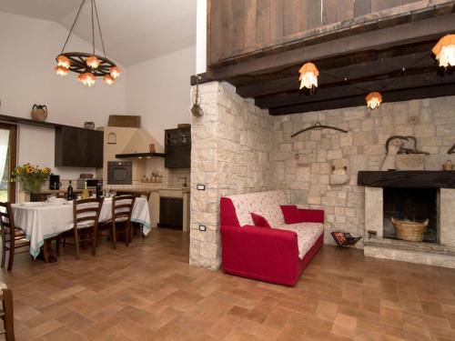 San Lupo的住宿－Holiday Home Domus Incantada by Interhome，客厅设有红色的沙发和壁炉