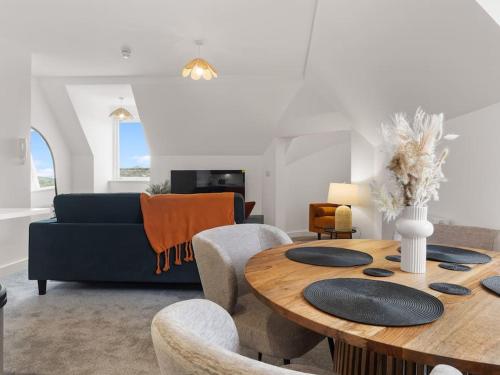 un soggiorno con un tavolo e un divano di The Penthouse - Crosby St 2 Bed a Maryport