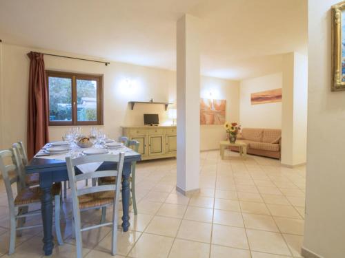 jadalnia z niebieskim stołem i krzesłami w obiekcie Holiday Home Thermae Villa 34 by Interhome w mieście Sorano